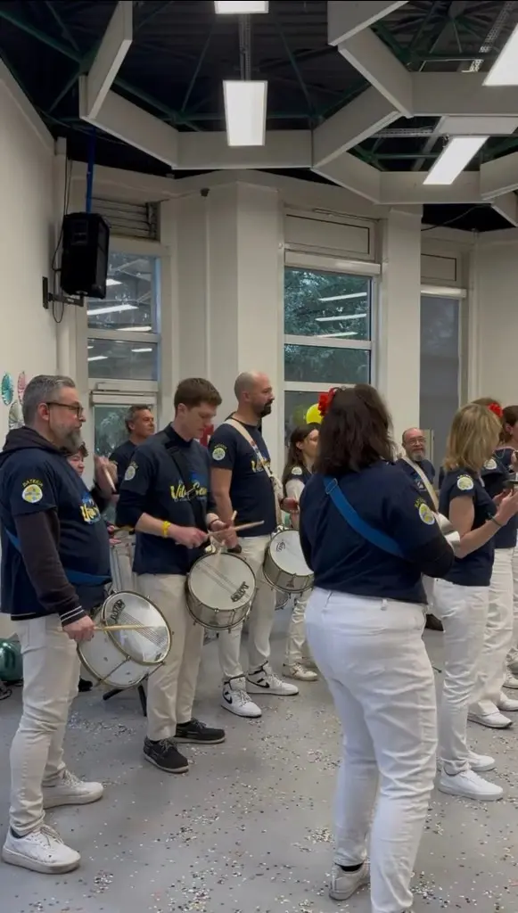 Énergie finale d'un team building original Paris avec participants debout en performance collective