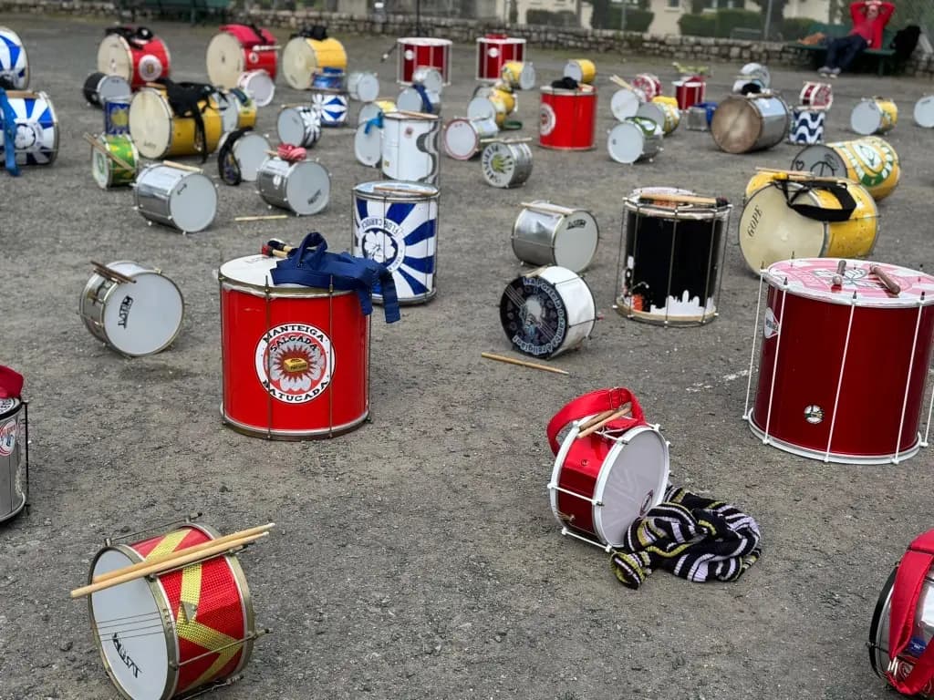 Instruments de percussion brésilienne prêts avant un team building batucada entreprise