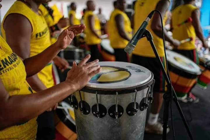 Gros plan sur des mains jouant de la batucada - percussion bresilienne en entreprise