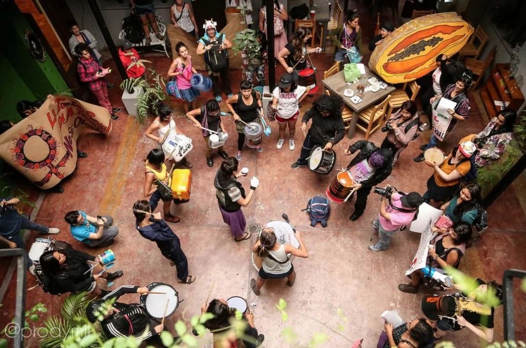 Groupe de collaborateurs en atelier de percussion collective, team building original Paris