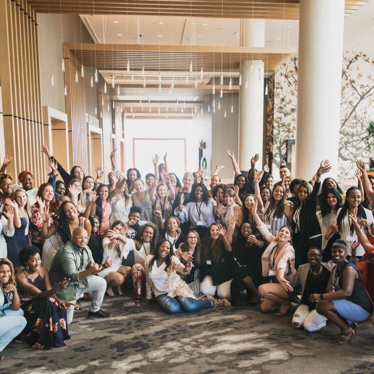 Groupe de collaborateurs en incentive musical entreprise - énergie collective et cohésion à Paris