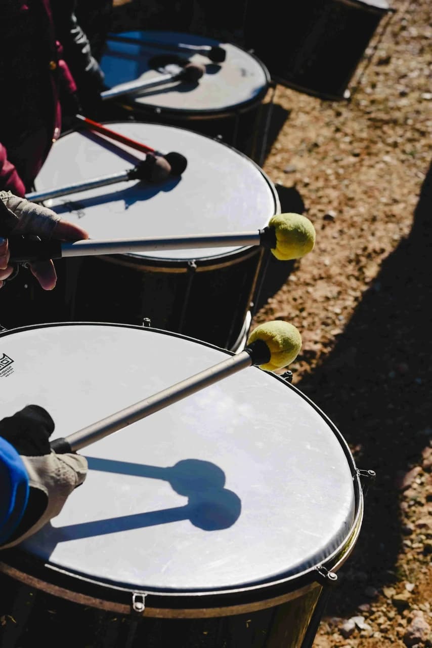 Surdos et percussion brésilienne - matériel d'atelier batucada Pessoa Connect