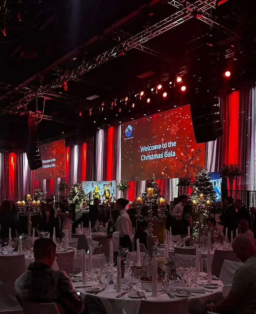 Soirée de gala corporate avec tables dressées et éclairage festif - cohésion d'équipe en événementiel