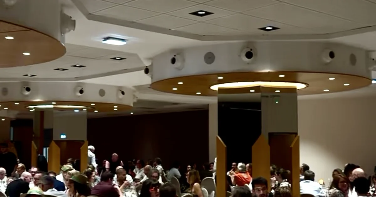 Dîner assis en salle de réception lors d'une soirée de fin d'année entreprise organisée par Pessoa Connect