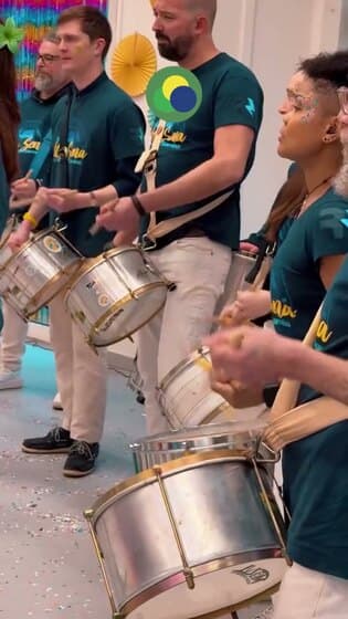 Cours de samba collectif lors d'un événement corporate